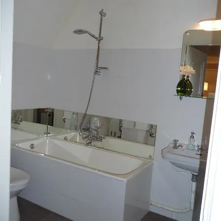 Kasteel Ophemert Bed & Breakfast 3*